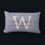Blue Linen Ivory Monogram Wedding Keepake Lendenkissen<br><div class="desc">Elegantes Hochzeitskissen mit blau gewebter Leineneffektkissen mit dunkelgrauem Chic-Schriftzeichen. Fügen Sie einfach Ihre Namen,  Monogramm und Hochzeitstermin ein. Großartiges Geschenk für ein frisch verheiratetes Paar. Exklusiv für Sie entworfen von Happy Dolphin Studio. Wenn Sie Hilfe oder passende Produkte benötigen,  kontaktieren Sie uns bitte unter happydolphinstudio@outlook.com.</div>