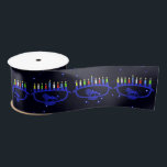 Blue Lion Menorah Satinband<br><div class="desc">Die Chanukkah-Menorah mit Löwenmotiv,  überlagert auf einem Sternenhimmel,  mit allen acht Kerzen und dem Schamasch-Brennen. Chanukkah ist das "Festival der Lichter" im Winter.</div>