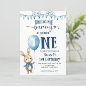 Blue Little Bunny First Birthday Invitation Einladung (Stehend Vorderseite)