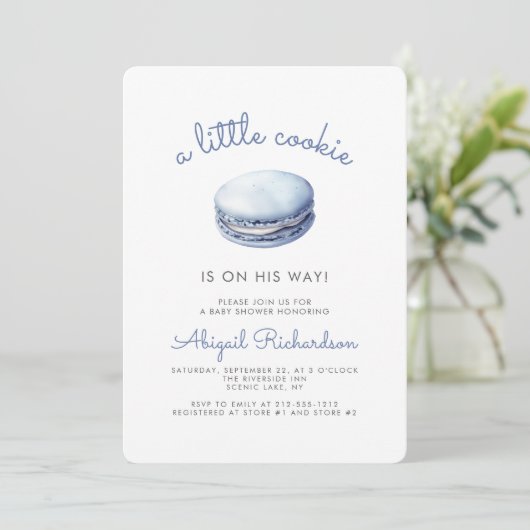 Blue Little Cookie Macaron QR Code Boy Baby Shower Einladung (Stehend Vorderseite)