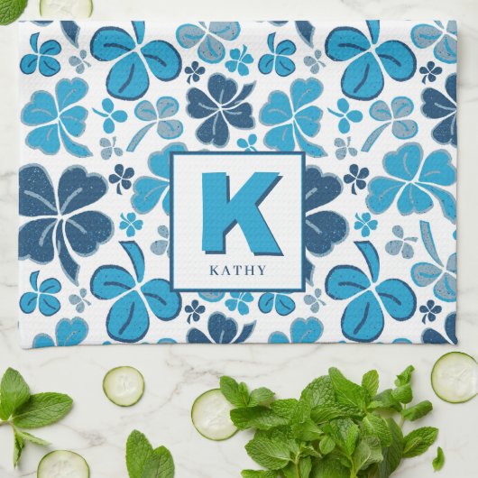Blue Lucky Kleeblatt Clover Pattern Mit Monogramm Geschirrtuch (Gefaltet)