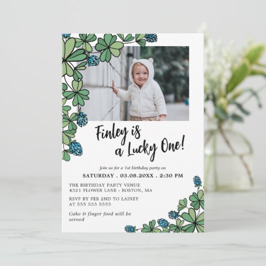 Blue Lucky One Vierblättriges Kleeblatt 1. Geburts Einladung (Stehend Vorderseite)