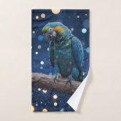 Blue Majestät: The Blue Macaw on Dreamy Blue Bokeh Badhandtuch Set (Handtuch)