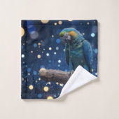 Blue Majestät: The Blue Macaw on Dreamy Blue Bokeh Badhandtuch Set (Waschlappen)