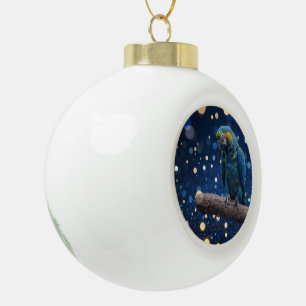 Blue Majestät: The Blue Macaw on Dreamy Blue Bokeh Keramik Kugel-Ornament
