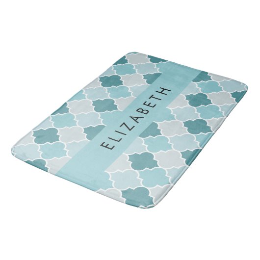 Blue marokkanische Trellis, Quatrefolie, Ihr Name Badematte (Schrägansicht)