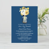 Blue Mason Jar Daisies Yellow Sunflowers Hochzeit Einladung (Stehend Vorderseite)