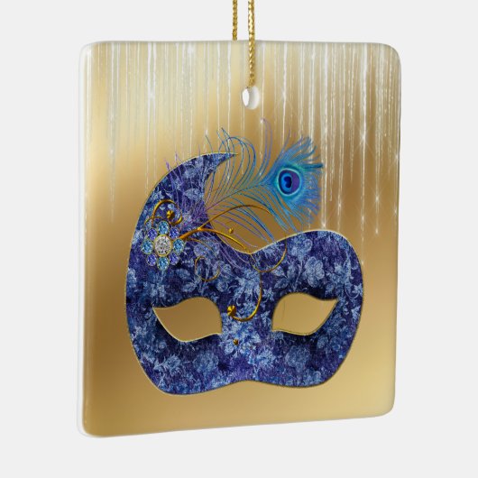 Blue Masquerade Mask and Peacock Feather on Gold Keramikornament (Rechts)