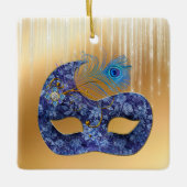 Blue Masquerade Mask and Peacock Feather on Gold Keramikornament (Vorderseite)