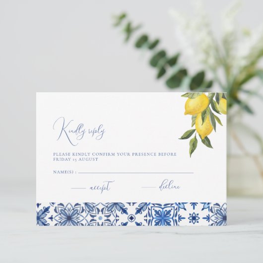 Blue Mediterranean Tile & Citrus Wedding RSVP Kart (Stehend Vorderseite)