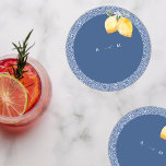 Blue Mediterranean Tile & Lemon Italienische Hochz Runder Pappuntersetzer<br><div class="desc">Dieser stilvolle Untersetzer würde eine wunderbare Ergänzung zu Ihren besondere Anlass-Vorräten machen! Fügen Sie einfach Ihre eigenen Daten hinzu,  indem Sie auf die Option "Personalisieren" klicken.</div>