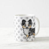 Blue Merle Long Coat Chihuahua Cartoon Dog & Paws Kaffeetasse (VorderseiteRechts)