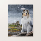 Blue Merle Rough Collie auf der Burg Eilean Donan Puzzle (Vertikal)