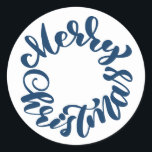 Blue Merry Christmas Calligraphy Wreath Runder Aufkleber<br><div class="desc">Frohe Weihnachten! Fügen Sie Ihren Umschlägen,  Karten und Geschenken einen festlichen Akzent mit diesem Ferienaufkleber hinzu. Es zeichnet sich durch eine blaue moderne Kalligraphie aus. Dieser Weihnachtsaufkleber ist perfekt als Umschlag Aufkleber und als Geschenkverpackung.</div>