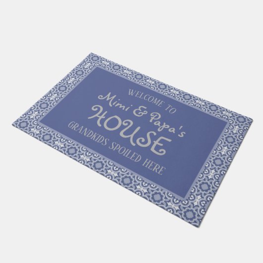 Blue Mimi und Papa's House Grandkids verwöhnt hier Fußmatte (Schrägansicht)