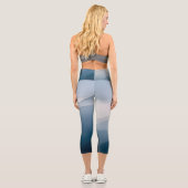 Blue Misty Mountains Abstrakt Hochgebirge Capri Leggings (Rückseite)