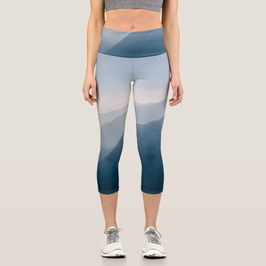 Blue Misty Mountains Abstrakt Hochgebirge Capri Leggings (Vorderseite)