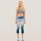 Blue Misty Mountains Abstrakt Hochgebirge Capri Leggings (Vorderseite)