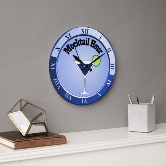 Blue Mocktail Hour Bar Clock Große Wanduhr (Büro)