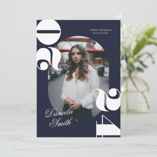 Blue Modern Bold Class of 2024 Abschluss Einladung (Stehend Vorderseite)