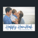 Blue Modern Calligraphy Happy Hanukkah Foto Feiertagspostkarte<br><div class="desc">Happy Hanukka! Senden Sie Hanukkah Wünsche an Familie und Freunde mit dieser anpassbaren Foto Postkarte. Es zeichnet sich durch eine moderne blaue Kalligraphie mit einem Olivenmuster aus. Personalisieren Sie diese durch Hinzufügen von Namen und Fotos. Diese Happy Hanukkah-Skriptkarte ist in anderen Karten erhältlich.</div>