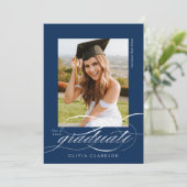 Blue Modern Elegante Script Foto Graduation Party Einladung (Stehend Vorderseite)