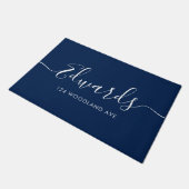 Blue Modern Script Personalisiert Doormat Fußmatte (Schrägansicht)