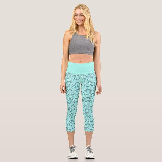 Blue Modern Tropical Flamingo Pattern Capri Leggings (Vorderseite)