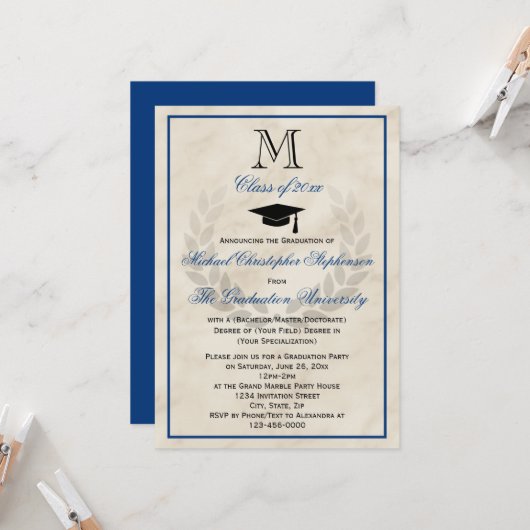 Blue Monogram Wreath Classic Uni-Abschluss Einladung (Vorderseite/Rückseite Beispiel)