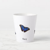 Blue Morpho Butterfets Personalisierter Text Milchtasse (Vorderseite)