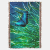 Blue Morpho Butterfly auf grünem Gras Decke (Vorderseite Vertikal)