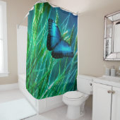 Blue Morpho Butterfly auf grünem Gras Duschvorhang (Beispiel)