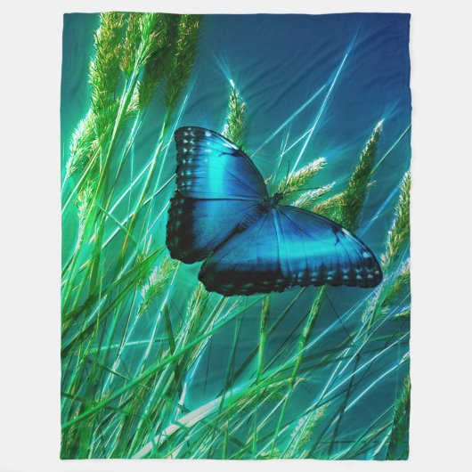Blue Morpho Butterfly auf grünem Gras Fleecedecke (Vorderseite)