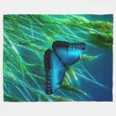 Blue Morpho Butterfly auf grünem Gras Fleecedecke (Vorderseite (Horizontal))