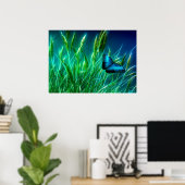 Blue Morpho Butterfly auf grünem Gras Poster (Heimbüro)