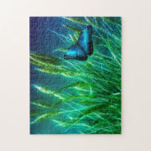 Blue Morpho Butterfly auf grünem Gras Puzzle (Vertikal)