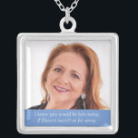 Blue Mother Foto Wedding Day Memorial Versilberte Kette<br><div class="desc">Tragen Sie diese wunderschöne Mutter der Gedenkstätte des Fotos an Ihrem Hochzeitstag, um die Liebe, die Sie mit ihr geteilt haben, zu fühlen und sie an Ihrem besonderen Tag nah behalten. Fügen Sie Ihren eigenen speziellen Text hinzu, oder verwenden Sie den Wortlaut wie folgt: "Wir wissen, dass Sie heute hier...</div>