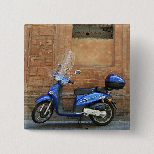 Blue Motor Scooter by red wall, Siena, Italien Button (Vorderseite)
