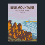 Blue Mountains Nationalpark Australien Vintag Postkarte<br><div class="desc">Blaue Gebirge Vektorgrafik Design. Der Park ist bekannt für den Echo Point Aussichtspunkt,  in der Nähe der Stadt Katoomba,  mit Panoramablick auf Jamison Valley und die Drei Schwestern,  eine mächtige Sandsteinformation und heilige Aborigine-Stätte.</div>