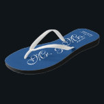 Blue Mr. und Mrs. wedding flip Flops für frische W Badesandalen<br><div class="desc">Navy Blue Mr. und mrs Strand Hochzeit Flip Flops für Braut und Bräutigam / Just Married Paar. Fügen Sie Ihr Heiratsdatum hinzu. Personalisierter Name elegante Flipflops für Neuvermählte und ihre Umgebung. Machen Sie Ihre eigenen personalisierten Keilsandalen für Teambride, Brautjungfrau, Trauzeugin, Blume, Brautmutter, Bräutigam, Crew, Gäste etc. Niedliche Sommerhausschuhe für die...</div>