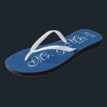 Blue Mr. und Mrs. wedding flip Flops für frische W Badesandalen<br><div class="desc">Navy Blue Mr. und mrs Strand Hochzeit Flip Flops für Braut und Bräutigam / Just Married Paar. Fügen Sie Ihr Heiratsdatum hinzu. Personalisierter Name elegante Flipflops für Neuvermählte und ihre Umgebung. Machen Sie Ihre eigenen personalisierten Keilsandalen für Teambride, Brautjungfrau, Trauzeugin, Blume, Brautmutter, Bräutigam, Crew, Gäste etc. Niedliche Sommerhausschuhe für die...</div>