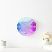 Blue N Pink Mountains Forest Landschaft Runde Wanduhr (Zuhause)