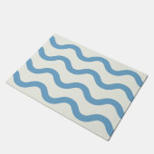 Blue Nautical Groovy Wavy Stripe Moderner Minimali Fußmatte (Schrägansicht)
