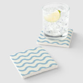 Blue Nautical Groovy Wavy Stripe Moderner Minimali Steinuntersetzer (Seitenansicht)