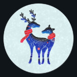 Blue Nordic Christmas Reindeer Pair Runder Aufkleber<br><div class="desc">Ein Aufkleber mit hellgrün-weiß schneeweißem Hintergrund. Illustriert mit einem blauen skandinavischen Hirsch mit roten Schals. Mit dekorativen Markierungen auf ihren Körpern.</div>