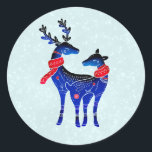 Blue Nordic Christmas Reindeer Pair Runder Aufkleber<br><div class="desc">Ein Aufkleber mit hellgrün-weiß schneeweißem Hintergrund. Illustriert mit einem blauen skandinavischen Hirsch mit roten Schals. Mit dekorativen Markierungen auf ihren Körpern.</div>