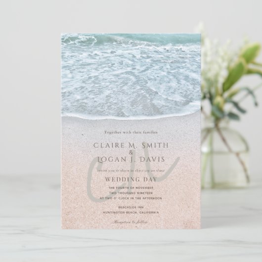 Blue Ocean & Sandy Beach Monogram Wedding Einladung (Stehend Vorderseite)