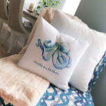 Blue Octopus - Gewürzgarn Kissen<br><div class="desc">Fügen Sie Ihrem Zuhause einen nautischen Stil mit meinem Kissen in blau und einer cremig aus weiß, mit einer Nachbildung meiner originalen handgemalten Aquarellktopus. Personalisieren Sie Ihre Koordinaten mit Ihren Längen- und Breitengraden in handgeschriebener Schrift. Aquarellkunst von Victoria Rigali entworfen. Um mehr zu sehen, besuchen Sie Do Tell A Belle...</div>