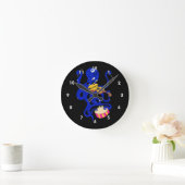 blue octopus playing multiple percussion.png runde wanduhr (Zuhause)