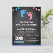 Blue oder Pink Baby Footprints Gender Reveal Party Einladung (Stehend Vorderseite)